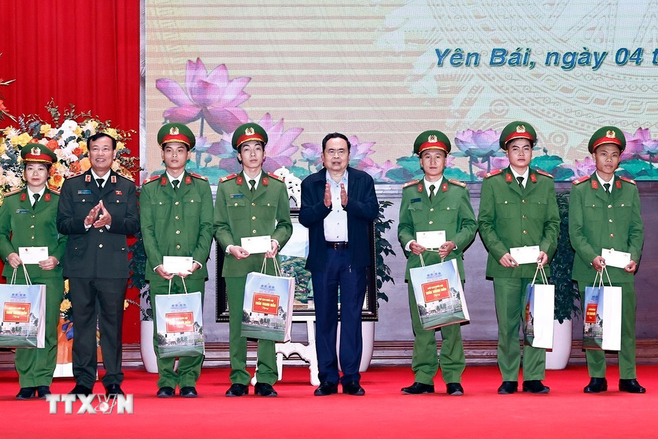 Chủ tịch Quốc hội Trần Thanh Mẫn tặng quà các chiến sỹ có hoàn cảnh khó khăn Công an tỉnh Yên Bái. (Ảnh: Doãn Tấn/TTXVN)