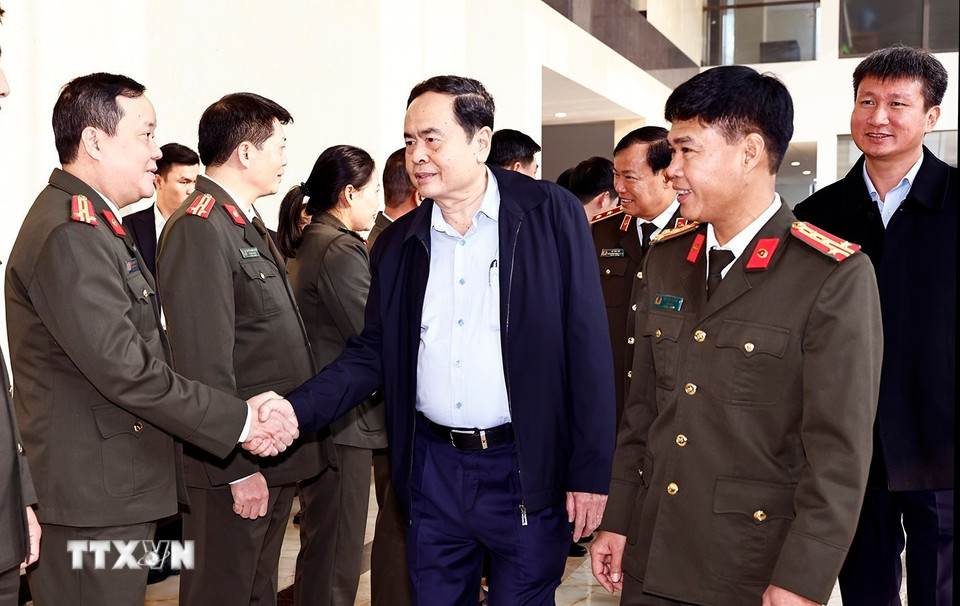 Chủ tịch Quốc hội Trần Thanh Mẫn với Công an tỉnh Yên Bái. (Ảnh: Doãn Tấn/TTXVN)