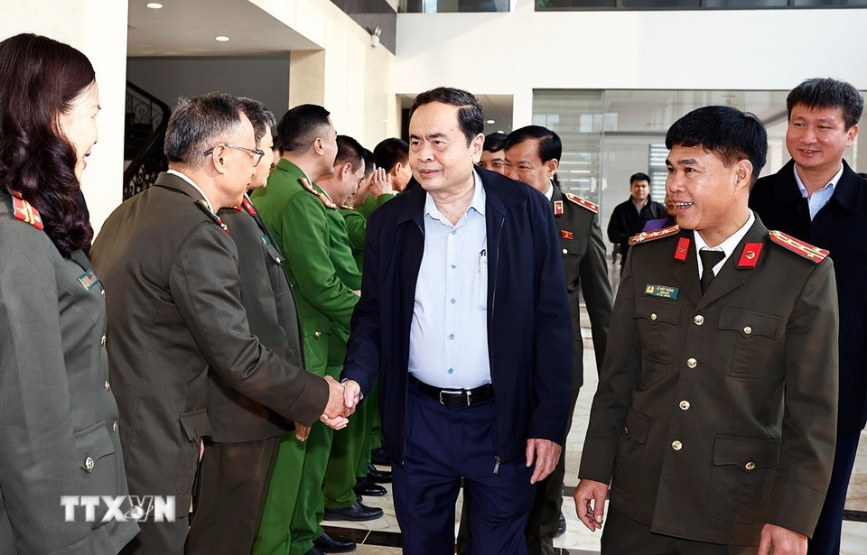 Chủ tịch Quốc hội Trần Thanh Mẫn với Công an tỉnh Yên Bái, sáng 4/1/2025. (Ảnh: Doãn Tấn/TTXVN)