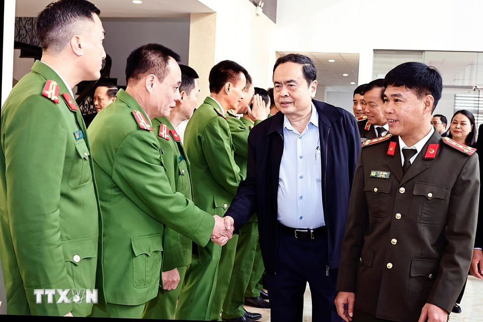 Chủ tịch Quốc hội Trần Thanh Mẫn với Công an tỉnh Yên Bái. Ảnh: Doãn Tấn/TTXVN)