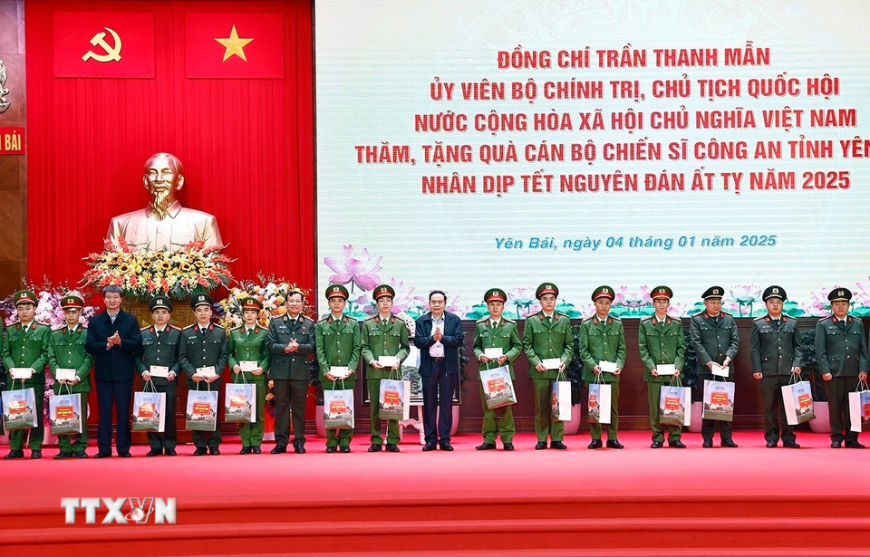 Chủ tịch Quốc hội Trần Thanh Mẫn tặng quà các chiến sỹ có hoàn cảnh khó khăn Công an tỉnh Yên Bái. (Ảnh: Doãn Tấn/TTXVN)