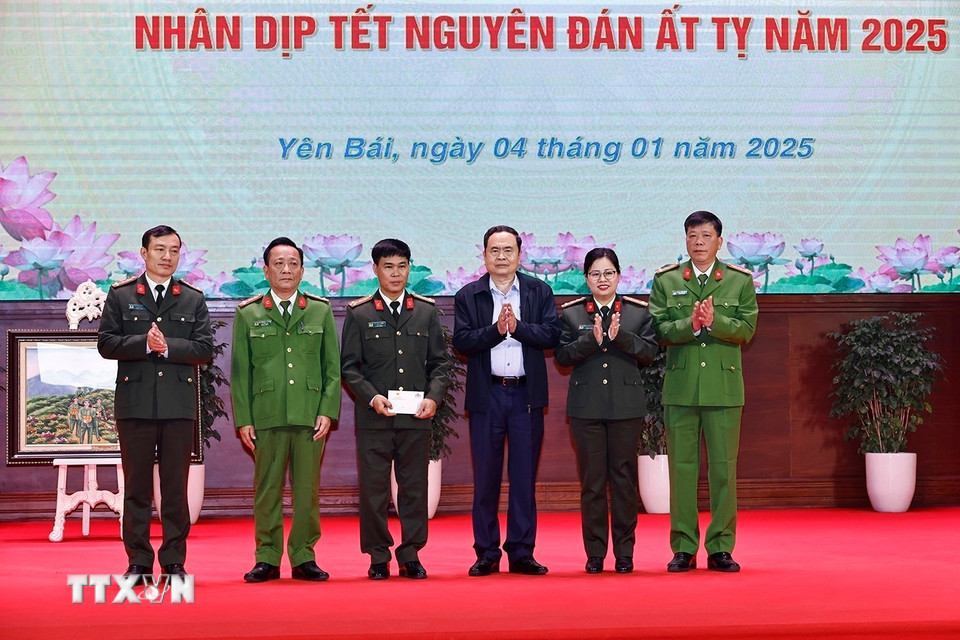 Chủ tịch Quốc hội Trần Thanh Mẫn tặng quà Tết cho Công an tỉnh Yên Bái. (Ảnh: Doãn Tấn/TTXVN)