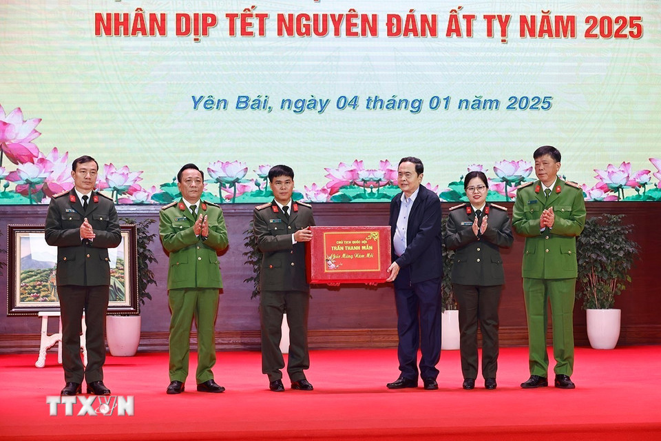 Chủ tịch Quốc hội tặng quà Tết cho Công an tỉnh Yên Bái. (Ảnh: Doãn Tấn/TTXVN)