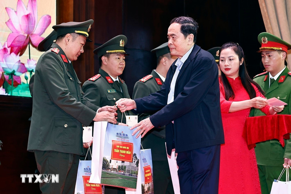 Chủ tịch Quốc hội tặng quà các chiến sỹ có hoàn cảnh khó khăn Công an tỉnh Yên Bái. (Ảnh: Doãn Tấn/TTXVN)