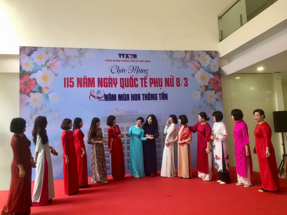 Báo Tin tức hưởng ứng Tuần lễ áo dài. (Ảnh: Vietnam+)