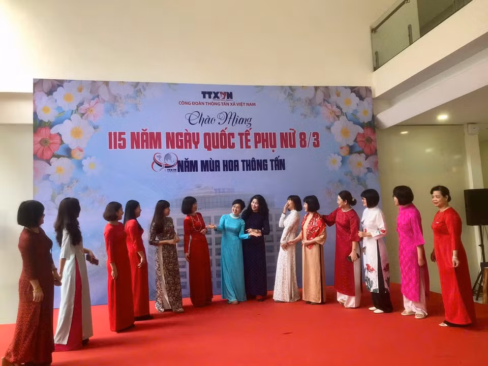 Báo Tin tức hưởng ứng Tuần lễ áo dài. (Ảnh: Vietnam+)