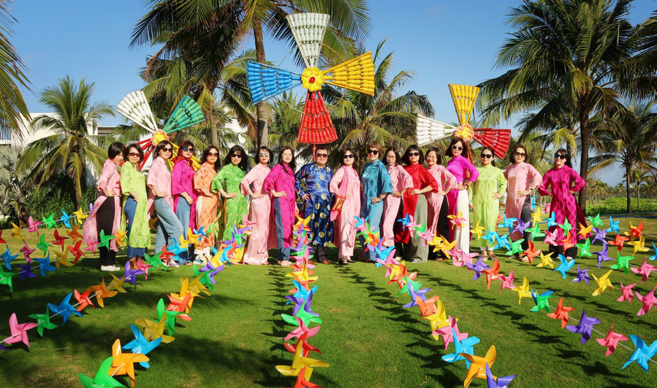 Hân hoan khi ngày Quốc tế Phụ nữ 8/3 đến gần. (Ảnh: Vietnam+)