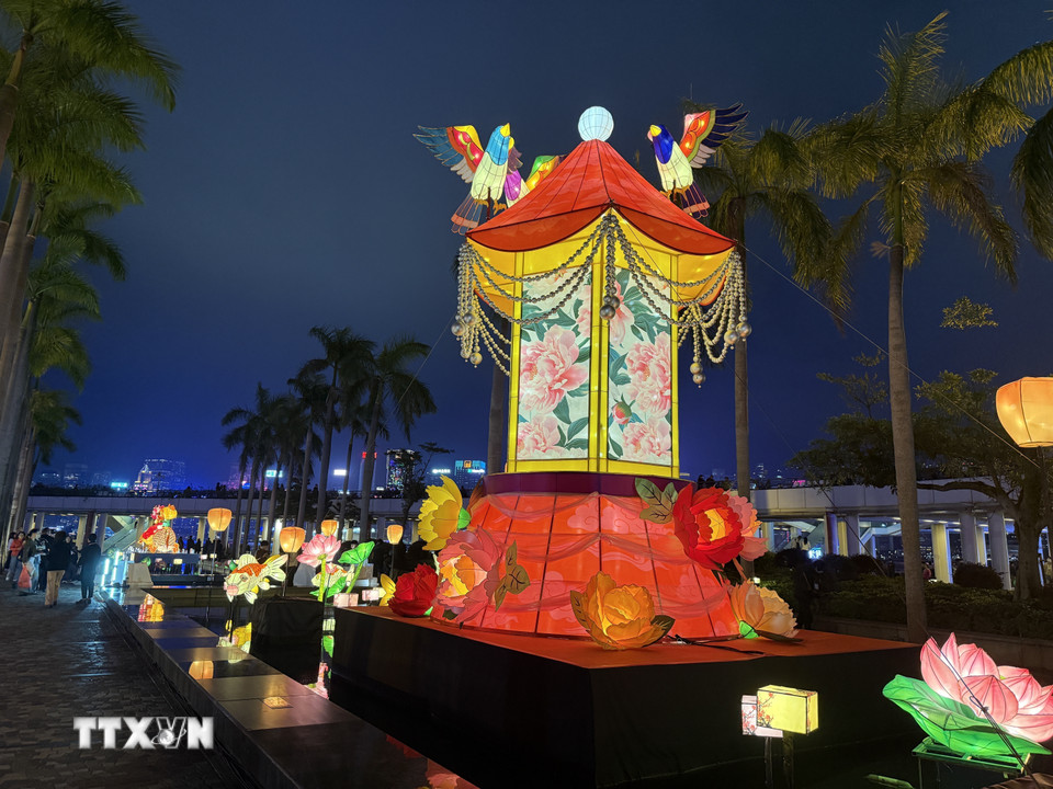 Rực rỡ sắc màu đèn lồng tại Hong Kong. (Ảnh: Mạc Luyện/TTXVN)