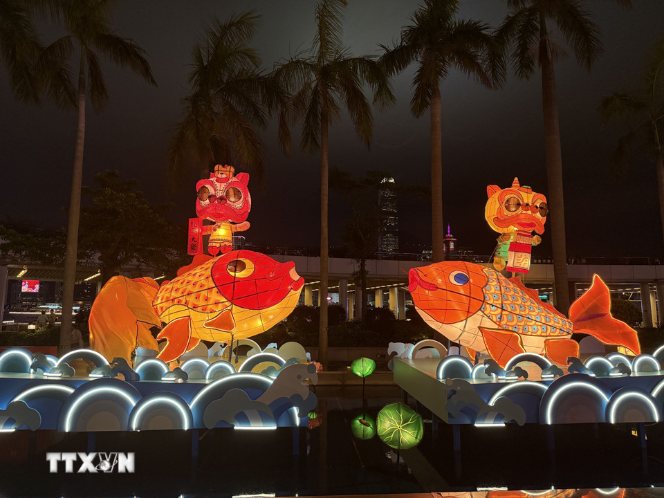 Đèn lồng được trưng bày tại quảng trường bên ngoài Trung tâm văn hóa Hong Kong. (Ảnh: Mạc Luyện/TTXVN)