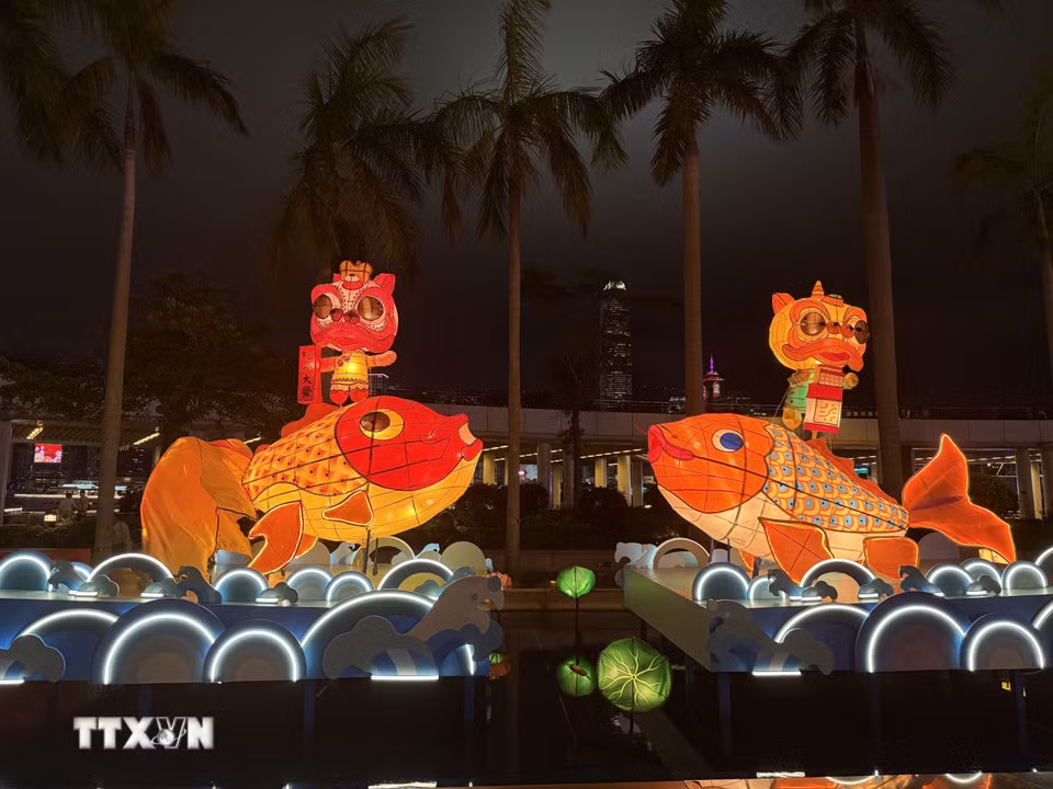 Đèn lồng được trưng bày tại quảng trường bên ngoài Trung tâm văn hóa Hong Kong. (Ảnh: Mạc Luyện/TTXVN)