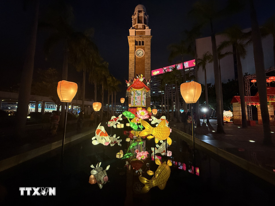 Đèn lồng được trưng bày trước tháp đồng hồ tại Tsim Sha Tsui. (Ảnh: Mạc Luyện/TTXVN)