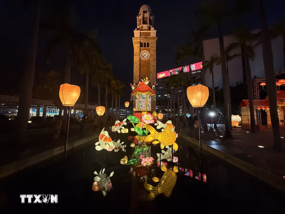 Đèn lồng được trưng bày trước tháp đồng hồ tại Tsim Sha Tsui. (Ảnh: Mạc Luyện/TTXVN)