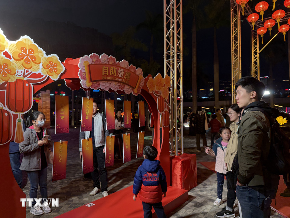 Người dân ngắm nhìn các câu đố. (Ảnh: Mạc Luyện/TTXVN)