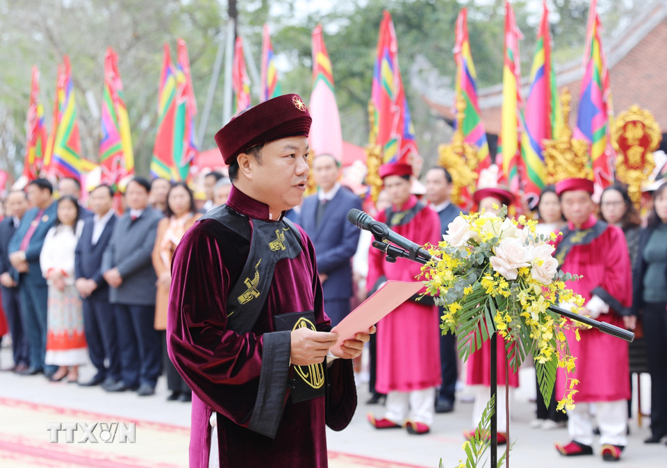 Chủ tịch Ủy ban Nhân dân huyện Hạ Hòa (Phú Thọ) Nguyễn Ngọc Anh đọc báo cáo tri ân công đức Tổ Mẫu Âu Cơ. (Ảnh: Tạ Toàn/TTXVN)