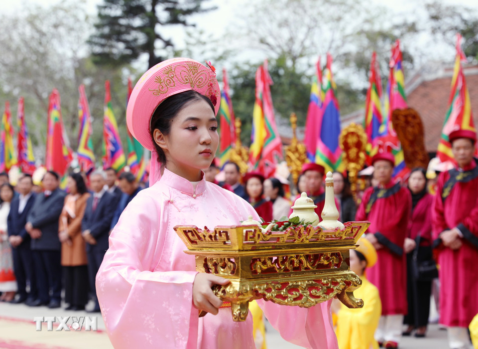 Nữ quan dâng tửu lên Tổ Mẫu Âu Cơ theo nghi thức truyền thống. (Ảnh: Tạ Toàn/TTXVN)
