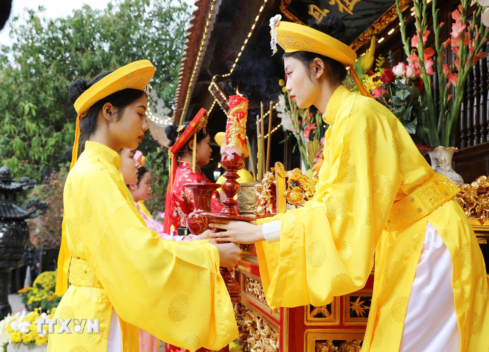 Các nữ quan dâng hương, hoa tưởng nhớ, tri ân công đức Tổ Mẫu Âu Cơ theo nghi thức truyền thống. (Ảnh: Tạ Toàn/TTXVN)