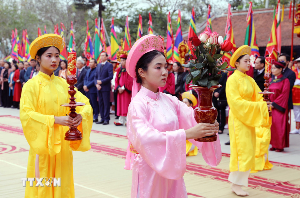 Các nữ quan dâng hương, hoa tưởng nhớ, tri ân công đức Tổ Mẫu Âu Cơ theo nghi thức truyền thống. (Ảnh: Tạ Toàn/TTXVN)