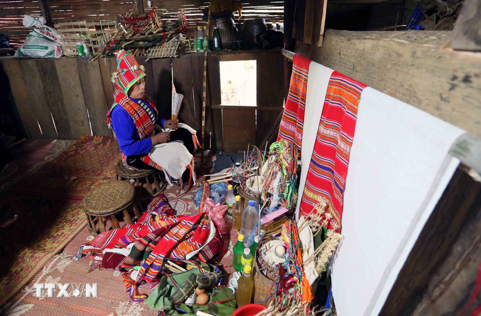 Bà Vì Thị Són, thầy mo lâu năm ở xã Phiêng Pằn, huyện Mai Sơn (tỉnh Sơn La), thực hiện nghi lễ Mạng Ma. (Ảnh: Quang Quyết/TTXVN)