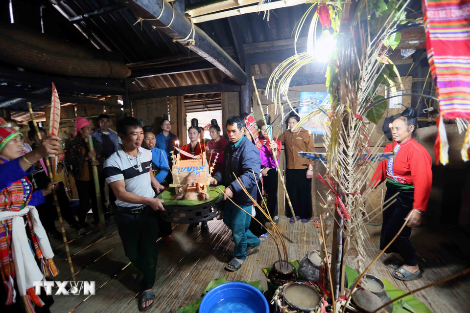 Dâng lễ vật, mô hình ngôi nhà sàn làm bằng gỗ với mong muốn kêu mời thần linh xuống ngự trị, phù hộ sức khỏe dồi dào, mùa màng bội thu. (Ảnh: Quang Quyết/TTXVN)