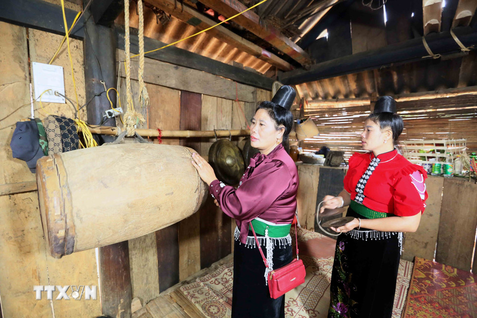 Đánh trống, chiêng để mọi người dự nghi lễ hòa nhịp cùng nhau múa xòe và diễn các trò chơi. (Ảnh: Quang Quyết/TTXVN)