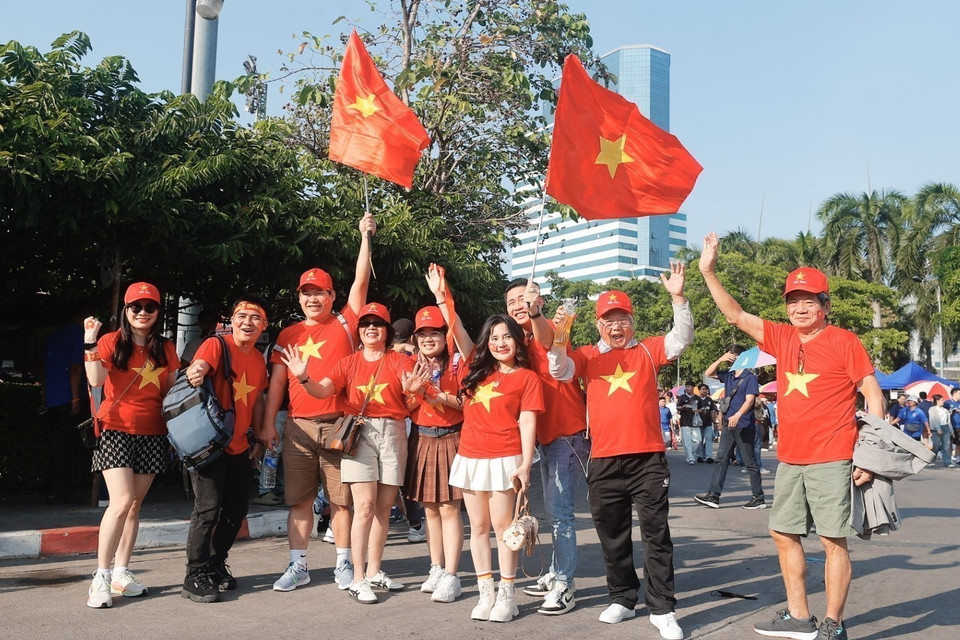 Khán giả đến sân Rajamangala từ sớm để cổ vũ cho đội tuyển Việt Nam. (Ảnh: Minh Quyết/TTXVN)