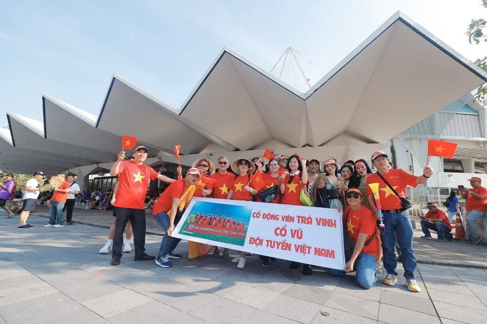 Cổ động viên đến từ tỉnh Trà Vinh tập trung bên ngoài sân Rajamangala để cổ vũ cho đội tuyển Việt Nam. (Ảnh: Minh Quyết/TTXVN)