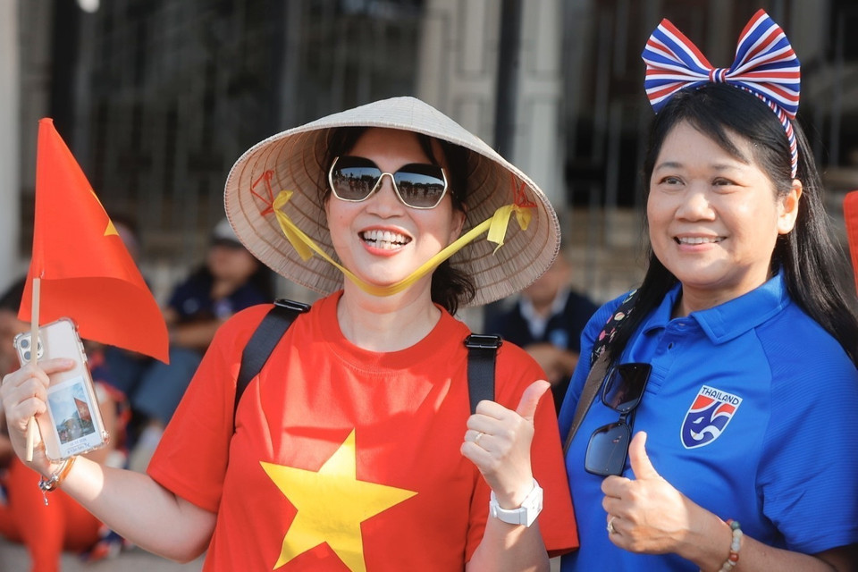 Cổ động viên Việt Nam và Thái Lan chụp ảnh chung. (Ảnh: Minh Quyết/TTXVN)