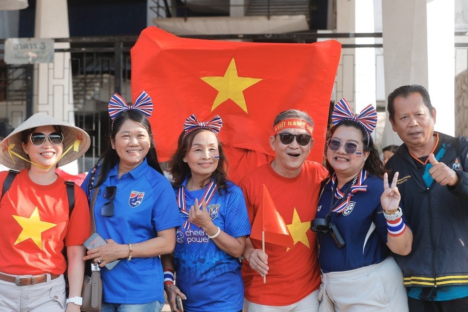 Khán giả Việt Nam và Thái Lan chụp ảnh chung. (Ảnh: Minh Quyết/TTXVN)