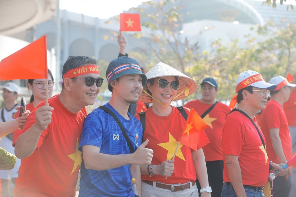 Khán giả Việt Nam và Thái Lan chụp ảnh chung. (Ảnh: Minh Quyết/TTXVN)