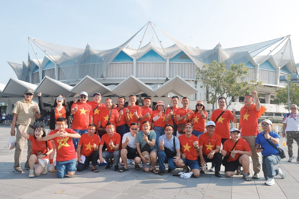 Từ chiều, khu vực xung quanh sân vận động đã có rất đông cổ động viên Việt Nam đến "tiếp lửa" cho các “chiến binh Sao vàng.” (Ảnh: Minh Quyết/TTXVN)