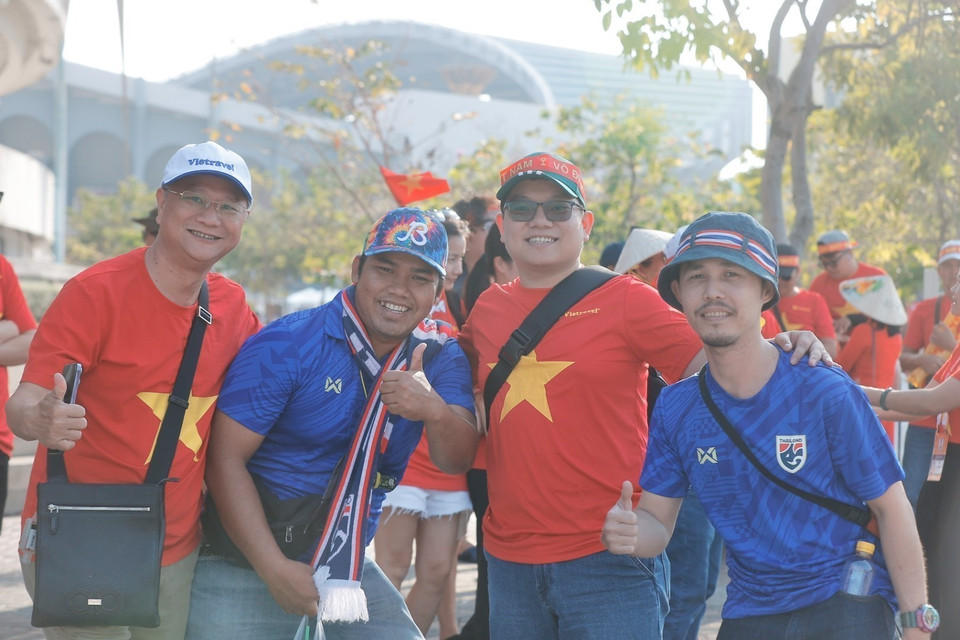 Cổ động viên Việt Nam và Thái Lan chụp ảnh chung trước trận đấu. (Ảnh: Minh Quyết/TTXVN)