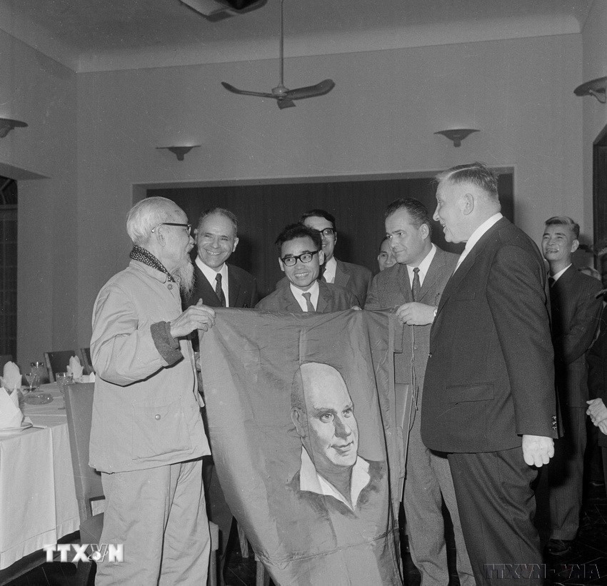 Chủ tịch Hồ Chí Minh nói chuyện thân mật với Đoàn đại biểu Đảng Cộng sản Cộng hòa Dân chủ Đức trong chuyến thăm Việt Nam (2/1969). (Ảnh: TTXVN)