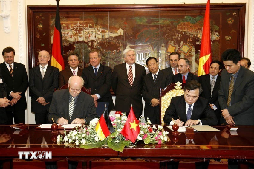 Phó Thủ tướng, Bộ trưởng Ngoại giao Phạm Gia Khiêm cùng Phó Thủ tướng, Bộ trưởng Ngoại giao Cộng hòa Liên bang Đức Frank-Walter Steinmeier chứng kiến Lễ ký kết hợp tác đào tạo Việt Nam-Đức về chức danh cán bộ toà án (2008). (Ảnh: Tùng Lâm/TTXVN)