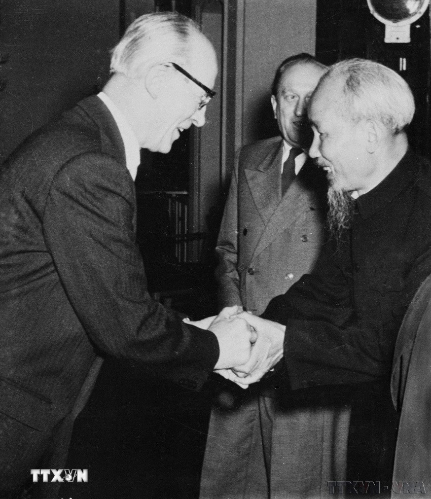 Chủ tịch Quốc hội Cộng hòa Dân chủ Đức J.Dieckmann đón Chủ tịch Hồ Chí Minh trong chuyến thăm Đức (26/7/1957). (Ảnh: TTXVN)
