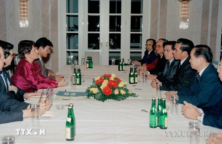 Chủ tịch Hạ viện Đức Rita Süssmuth đón, hội đàm với Chủ tịch Quốc hội Nông Đức Mạnh thăm chính thức Cộng hòa Liên bang Đức (Berlin, 20/10/1993). (Ảnh: Xuân Tuân/TTXVN)