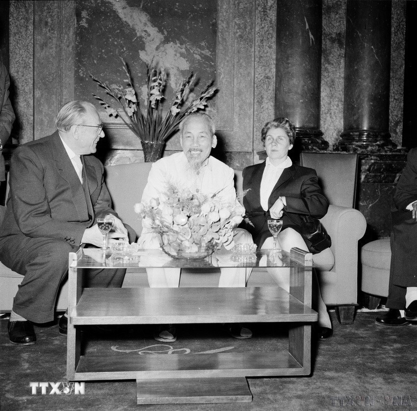 Chủ tịch Hồ Chí Minh tiếp Thủ tướng Cộng hòa Dân chủ Đức Otto Grotewohl trong chuyến thăm Việt Nam (17/1/1959). (Ảnh: TTXVN)