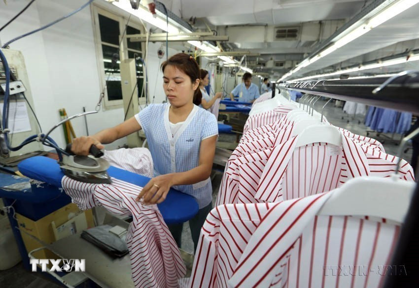 Dây chuyền sản xuất hàng may mặc xuất khẩu tại Công ty Trách nhiệm Hữu hạn Van Laack ASIA, vốn đầu tư của Cộng hòa Liên bang Đức tại Cụm công nghiệp Ngọc Hồi (Hà Nội). (Ảnh: Danh Lam/TTXVN)
