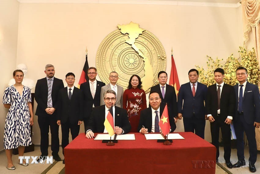 Phó Chủ tịch nước Võ Thị Ánh Xuân chứng kiến Thứ trưởng Bộ Công Thương Nguyễn Hoàng Long và Quốc vụ khanh Bộ Kinh tế và Năng lượng Liên bang Đức Stefan Rouenhoff ký Tuyên bố chung thiết lập Đối tác Năng lượng Việt Nam-Đức (Berlin, 3/7/2025). (Ảnh: Phương Hoa/TTXVN)