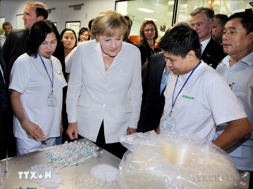 Thủ tướng Cộng hòa Liên bang Đức Angela Merkel thăm xưởng sản xuất thiết bị y tế của nhà máy B.Braun, doanh nghiệp 100% vốn đầu tư của Đức tại Khu Công nghiệp Thanh Oai (Hà Nội, 11/10/2011). (Ảnh: Nguyễn Dân/TTXVN)