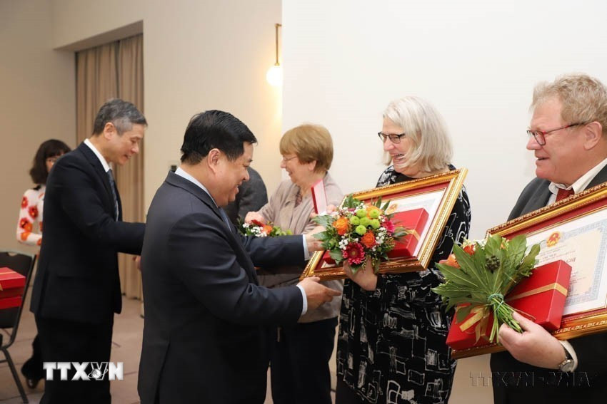 Bộ trưởng Bộ Kế hoạch và Đầu tư Nguyễn Chí Dũng và Đại sứ Việt Nam tại Đức Nguyễn Minh Vũ trao Huân chương Hữu nghị của Chủ tịch nước Việt Nam cho một số cá nhân bạn bè Đức có những đóng góp và công lao thúc đẩy quan hệ hữu nghị truyền thống, hợp tác tốt đẹp giữa nhân dân hai nước Việt Nam-Đức (Berlin, 17/3/2019). (Ảnh: Anh Đức/TTXVN)