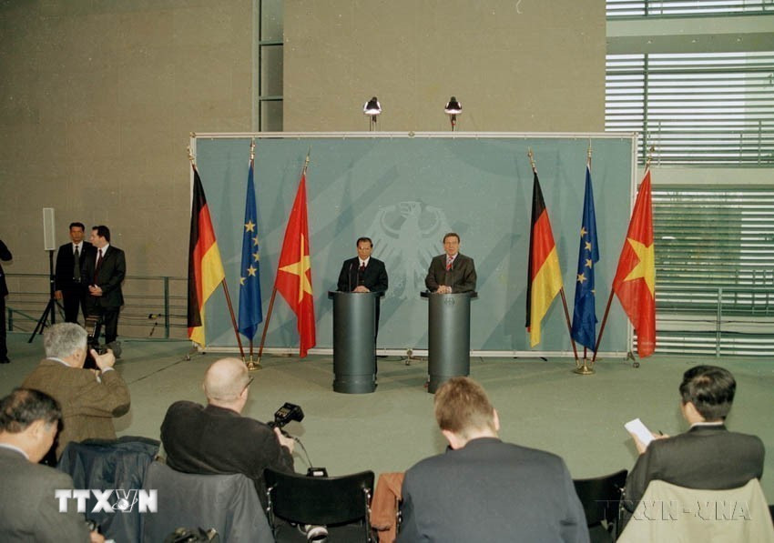 Tổng Bí thư Nông Đức Mạnh và Thủ tướng Đức Gerhard Schröder trả lời báo chí nhân chuyến thăm chính thức Cộng hòa Liên bang Đức, tháng 3/2004. (Ảnh: Xuân Tuân/TTXVN)