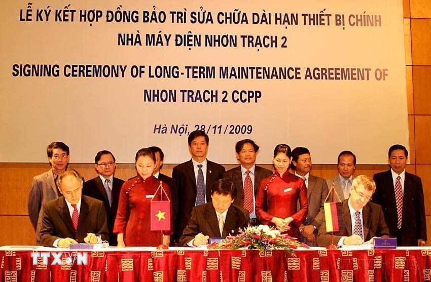 Đức là một trong những nhà viện trợ ODA lớn nhất cho Việt Nam, tập trung vào các lĩnh vực năng lượng, đào tạo nghề gắn với phát triển bền vững và chính sách môi trường. Trong ảnh: Công ty Cổ phần Điện lực Dầu khí Nhơn Trạch 2 và Công ty Trách nhiệm Hữu hạn Siemens Việt Nam (Đức) ký kết hợp đồng bảo trì dài hạn cho các thiết bị chính của Nhà máy điện Chu trình hỗn hợp Nhơn Trạch 2 (Hà Nội, 28/11/2009). (Ảnh: Huy Hùng/TTXVN)