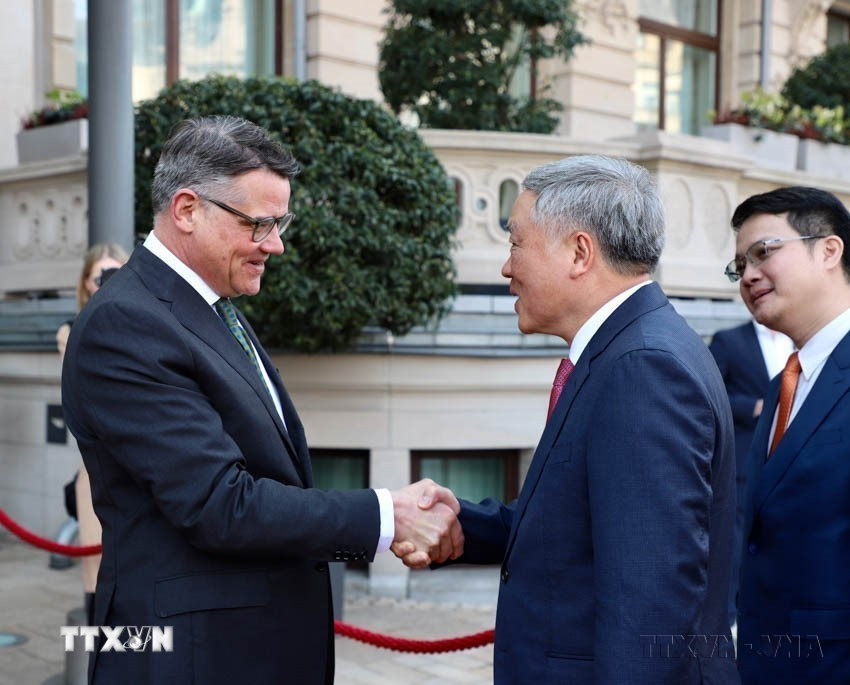 Thủ hiến Borus Rhein chào mừng Phó Thủ tướng thường trực Chính phủ Nguyễn Hòa Bình tới thăm bang Hessen (26/03/2025). (Ảnh: Phương Hoa/TTXVN)