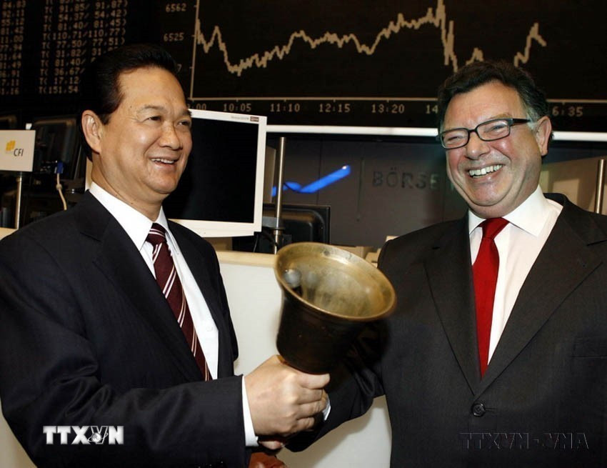 Thủ tướng Nguyễn Tấn Dũng và Tiến sỹ Reto Francion, Chủ tịch Thị trường Chứng khoán Frankfurt rung chuông phiên giao dịch cuối ngày (Frankfurt, 7/3/2008). (Ảnh: Đức Tám/TTXVN)