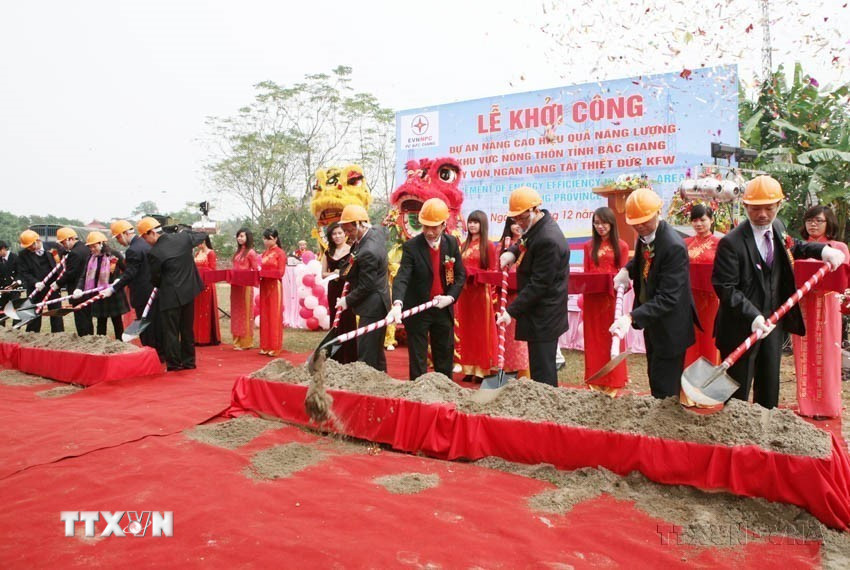 Tổng Công ty Điện lực miền Bắc (EVN NPC) tổ chức Lễ khởi công Dự án “Nâng cao hiệu quả lưới điện nông thôn tại tỉnh Bắc Giang," tổng vốn đầu tư hơn 455 tỷ đồng, trong đó vốn vay Ngân hàng Tái thiết Đức (KFW) gần 335 tỷ đồng, nhằm cải tạo lưới điện nông thôn tại 138 xã của 9 huyện và thành phố Bắc Giang (25/12/2012). (Ảnh: Ngọc Hà/TTXVN)