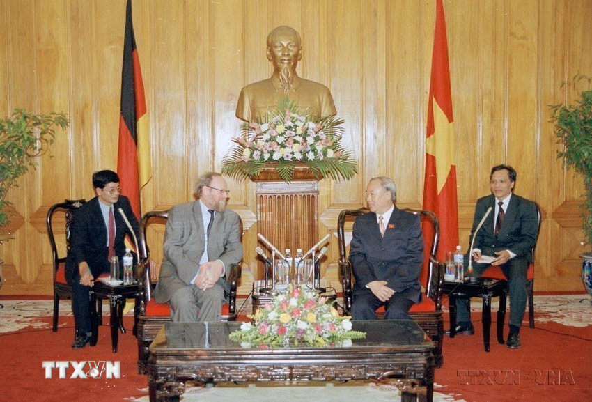 Chủ tịch Quốc hội Nguyễn Văn An tiếp và hội đàm với Chủ tịch Hạ viện Cộng hòa Liên bang Đức Wolfgang Thierse thăm hữu nghị chính thức Việt Nam (2001). (Ảnh: Đức Tám/TTXVN)