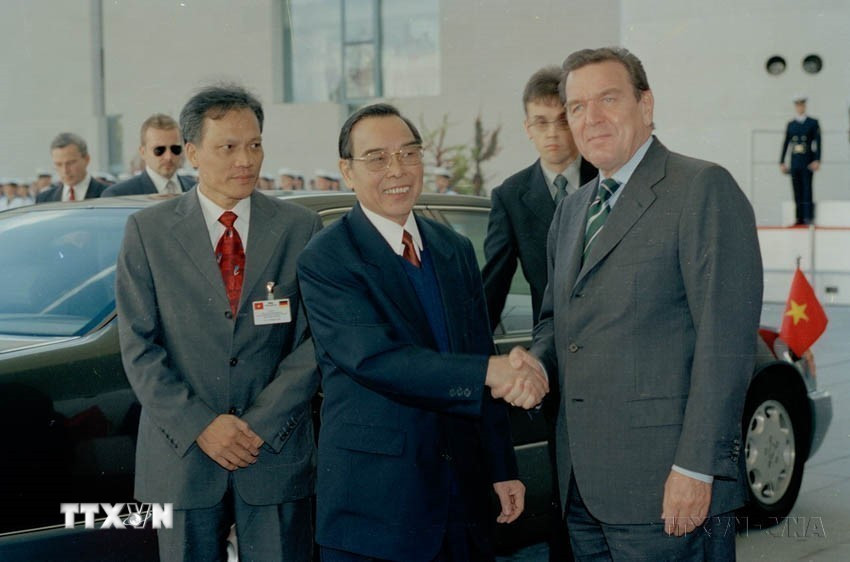 Thủ tướng Đức Gerhard Schröder đón Thủ tướng Phan Văn Khải thăm chính thức Cộng hòa Liên bang Đức, tháng 10/2001. (Ảnh: Thế Thuần/TTXVN)