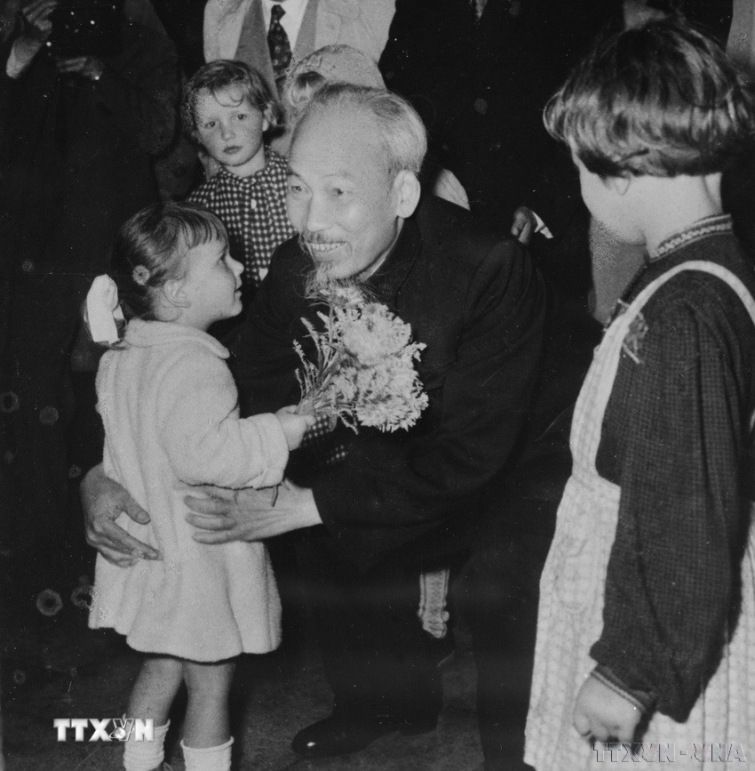 Thiếu nhi Thủ đô Berlin đón Chủ tịch Hồ Chí Minh cùng Đoàn đại biểu Đảng và Chính phủ Việt Nam thăm Cộng hòa Dân chủ Đức (25/7/1957). (Ảnh: TTXVN)