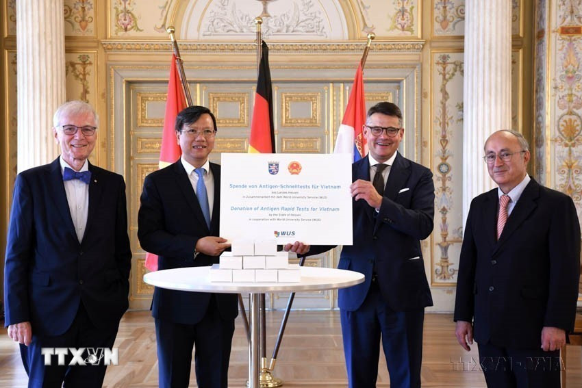 Ngày 15/7/2021, tại trụ sở Nghị viện bang Hessen của Cộng hòa Liên bang Đức, chính quyền bang Hessen và Tập đoàn Messer của Đức trao tặng 160.000 bộ kit xét nghiệm nhanh virus SARS-Cov-2 với tổng trị giá khoảng 500.000 euro cho Việt Nam nhằm chung tay hỗ trợ nhân dân Việt Nam trong cuộc chiến chống đại dịch COVID-19. (Ảnh: TTXVN phát)