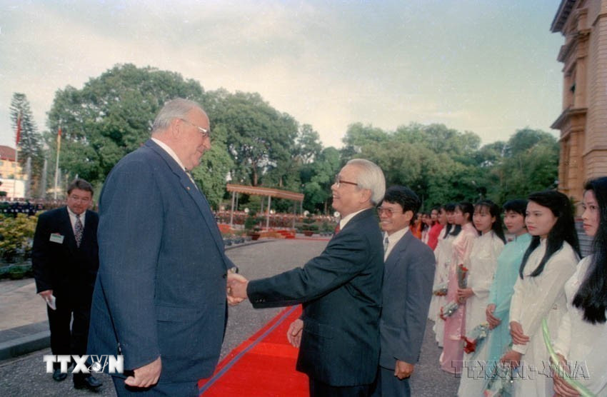 Thủ tướng Võ Văn Kiệt đón Thủ tướng Cộng hòa Liên bang Đức Helmut Kohl thăm chính thức Việt Nam (Hà Nội, 17/11/1995). (Ảnh: Minh Đạo/TTXVN)